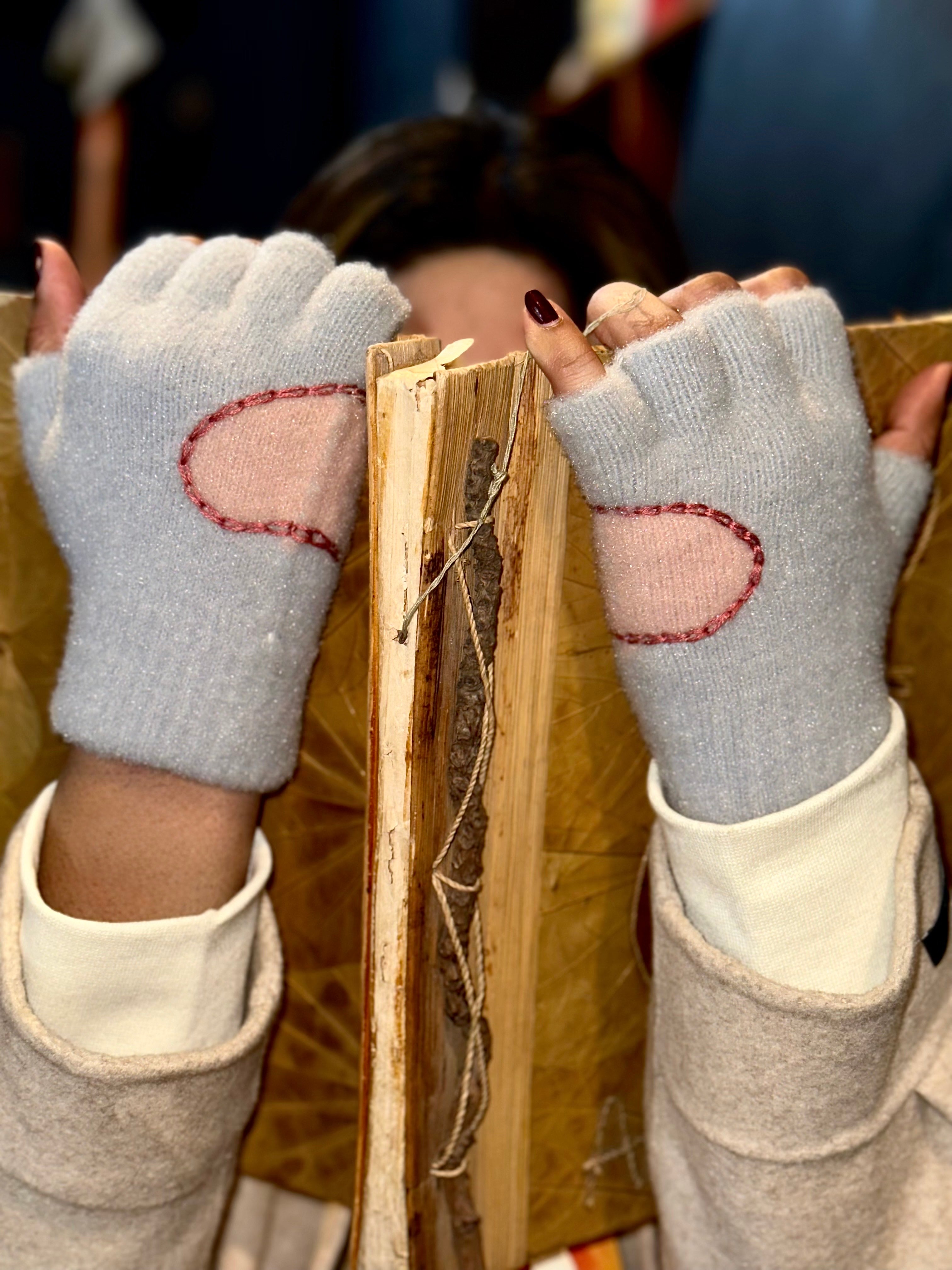 Amour — Hand-Embroidered Valentine Gloves